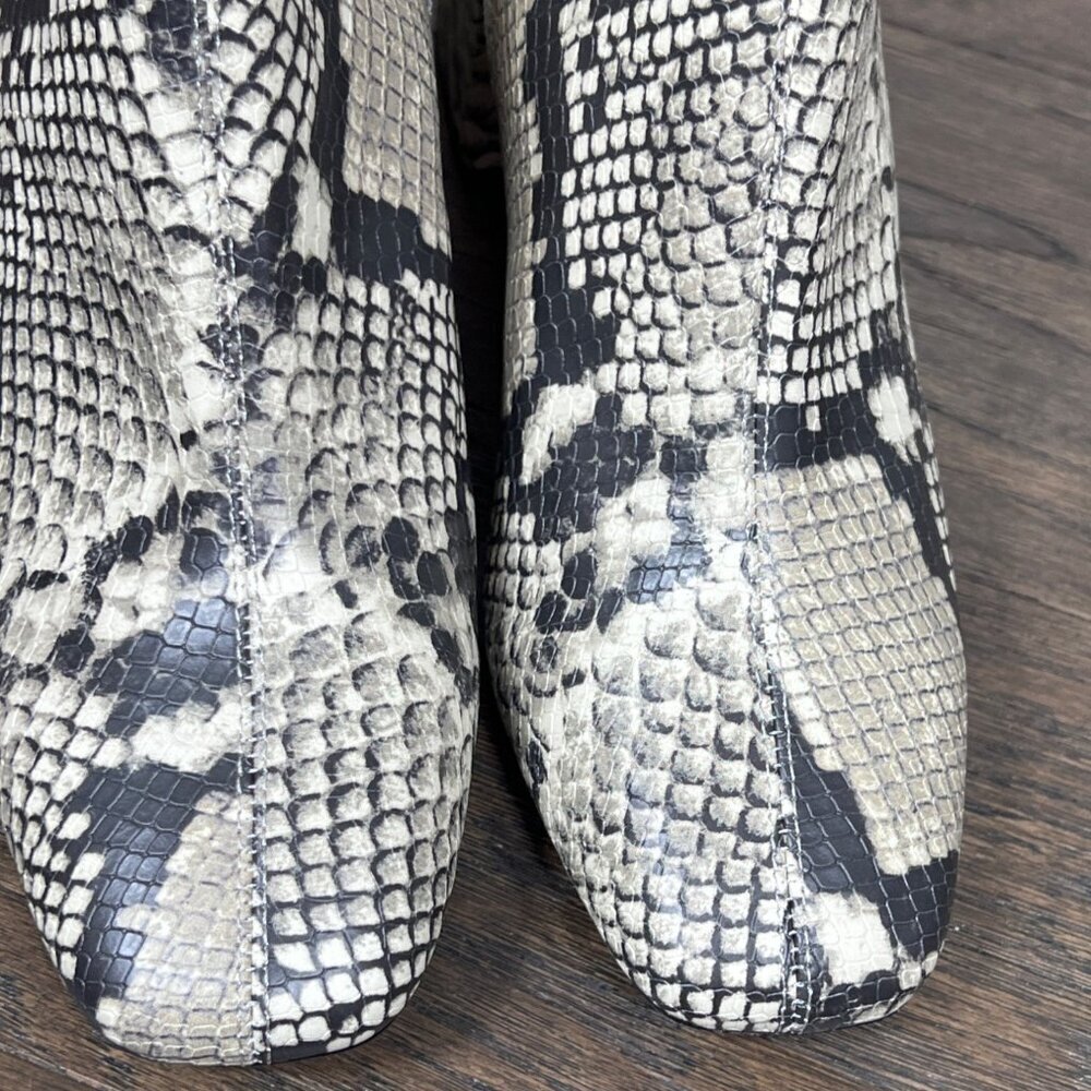 ANTHROPOLOGIE SILENT D Cara Heeled Ankle Boot Snakeskin Print Gray Sz 40 NWOB - Picture 3 of 9